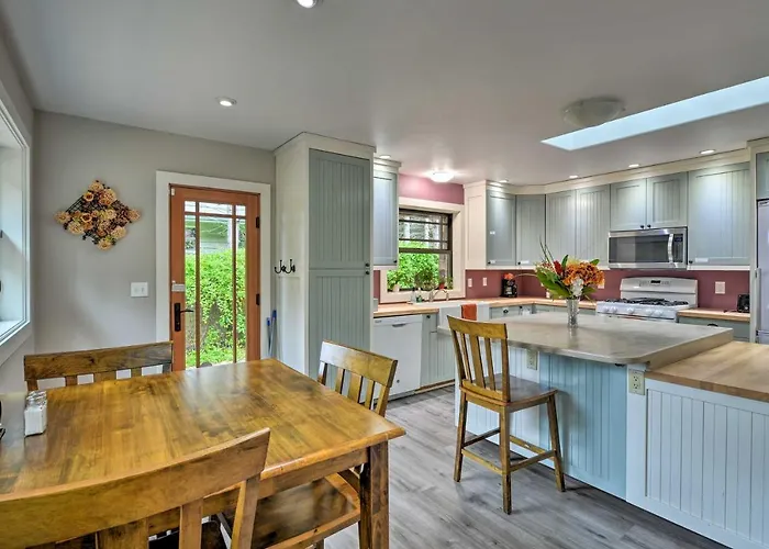 Quiet & Cozy Eureka Home Near Sequoia Park & Zoo!