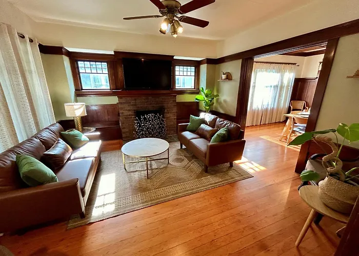 *Boho Bungalow-King-Backyard-Full Kitchen-W/D*