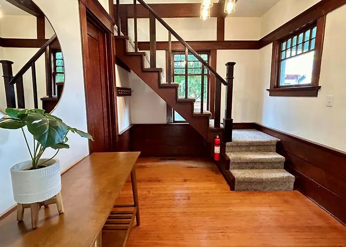 *Boho Bungalow-King-Backyard-Full Kitchen-W/D*