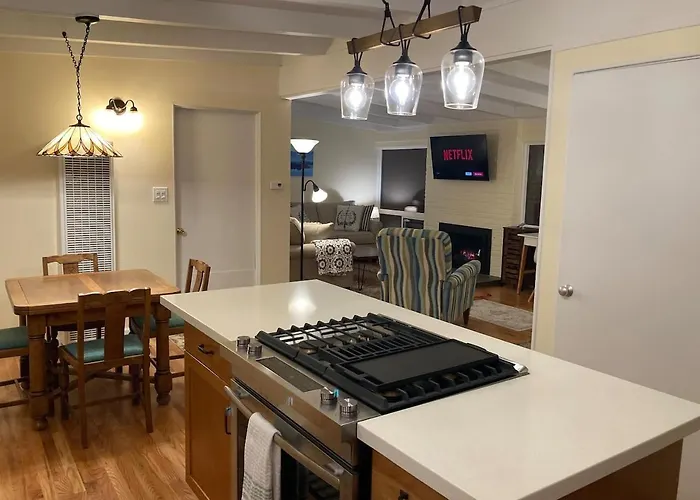 Cozy Hideaway And Hot Tub. Pet Friendly.