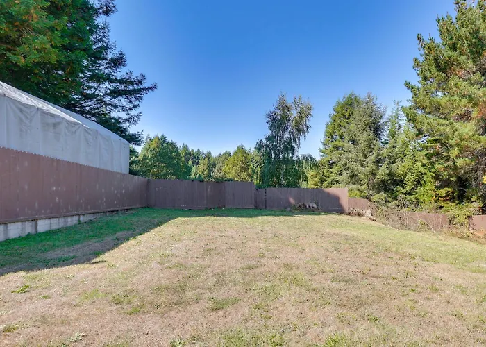 3 Mi To Sequoia Park Zoo: Spacious Home W/ Sunroom