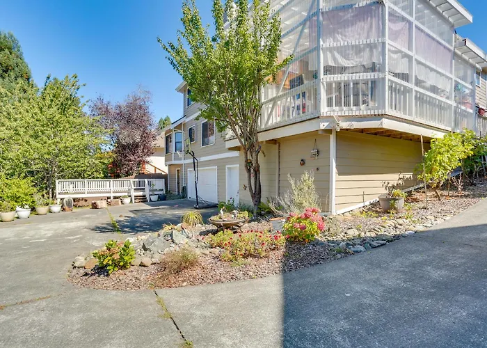 3 Mi To Sequoia Park Zoo: Spacious Home W/ Sunroom