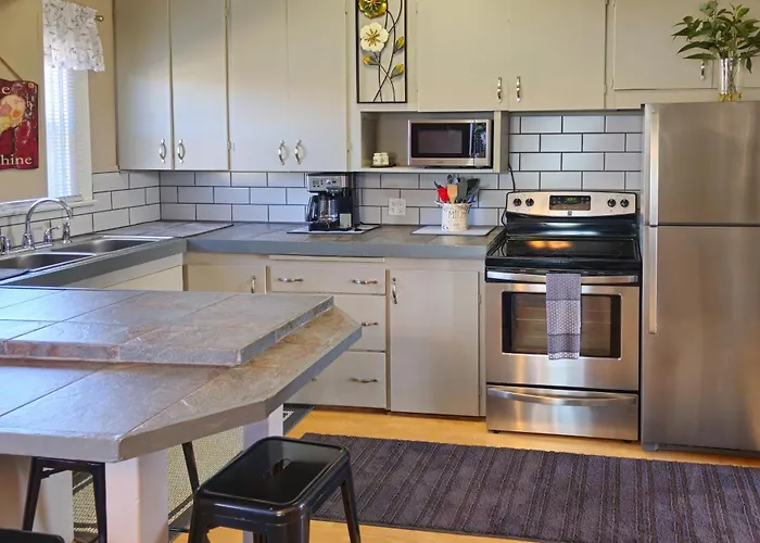 'Bella Rose' Lovely Eureka Home Near Redwoods!